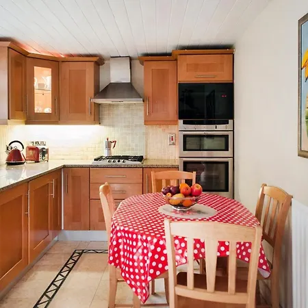 3 Bedroom Townhouse Close To City Centre Mouy60