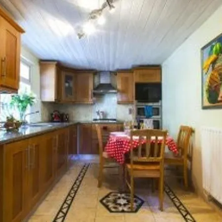 3 Bedroom Townhouse Close To City Centre Mouy60 דבלין