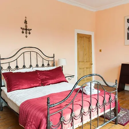 3 Bedroom Townhouse Close To City Centre Mouy60
